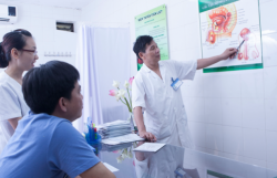 Bác sĩ tại phòng khám 73 Trần Duy Hưng tư vấn cho bệnh nhân