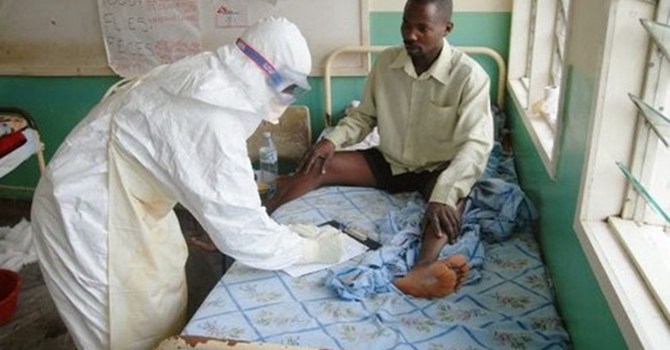 Thêm một bác sĩ ở Sierra Leone bỏ mạng vì virus ebola