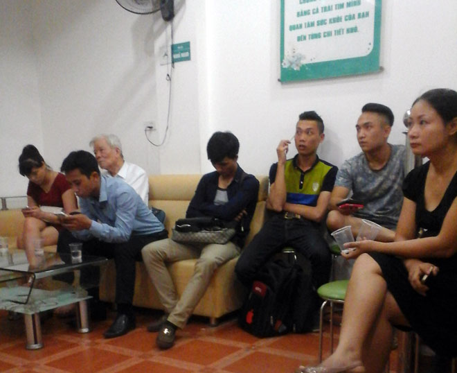 Bệnh nhân nam chờ khám bệnh tại phòng khám 73 Trần Duy Hưng